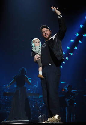 Night of the Proms 2022 13.12.2022, Erfurt, Messehalle, Night of the Proms 2022 Das Antwerp Philharmonic Orchestra und der Chor Fine Fleur unter Leitung der Dirigentin Alexandra Arrieche begleiten die Stars im Bild: Matt Simons mit seinem Sohn Beck auf der Buehne
