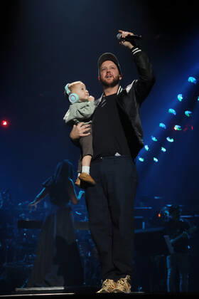 Night of the Proms 2022 13.12.2022, Erfurt, Messehalle, Night of the Proms 2022 Das Antwerp Philharmonic Orchestra und der Chor Fine Fleur unter Leitung der Dirigentin Alexandra Arrieche begleiten die Stars im Bild: Matt Simons mit seinem Sohn Beck auf der Buehne