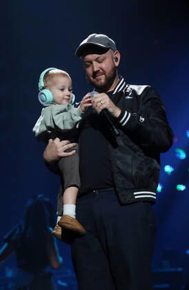 Night of the Proms 2022 13.12.2022, Erfurt, Messehalle, Night of the Proms 2022 Das Antwerp Philharmonic Orchestra und der Chor Fine Fleur unter Leitung der Dirigentin Alexandra Arrieche begleiten die Stars im Bild: Matt Simons mit seinem Sohn Beck auf der Buehne