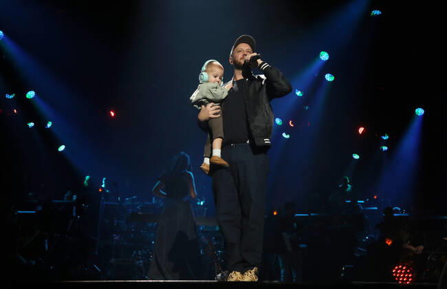 Night of the Proms 2022 13.12.2022, Erfurt, Messehalle, Night of the Proms 2022 Das Antwerp Philharmonic Orchestra und der Chor Fine Fleur unter Leitung der Dirigentin Alexandra Arrieche begleiten die Stars im Bild: Matt Simons mit seinem Sohn Beck auf der Buehne