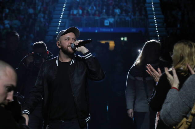Night of the Proms 2022 13.12.2022, Erfurt, Messehalle, Night of the Proms 2022 Das Antwerp Philharmonic Orchestra und der Chor Fine Fleur unter Leitung der Dirigentin Alexandra Arrieche begleiten die Stars im Bild: Matt Simons geht durch das Publikum
