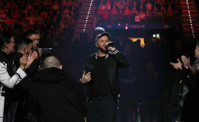 Night of the Proms 2022 13.12.2022, Erfurt, Messehalle, Night of the Proms 2022 Das Antwerp Philharmonic Orchestra und der Chor Fine Fleur unter Leitung der Dirigentin Alexandra Arrieche begleiten die Stars im Bild: Matt Simons geht durch das Publikum