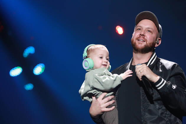 Night of the Proms 2022 13.12.2022, Erfurt, Messehalle, Night of the Proms 2022 Das Antwerp Philharmonic Orchestra und der Chor Fine Fleur unter Leitung der Dirigentin Alexandra Arrieche begleiten die Stars im Bild: Matt Simons mit seinem Sohn Beck auf der Buehne
