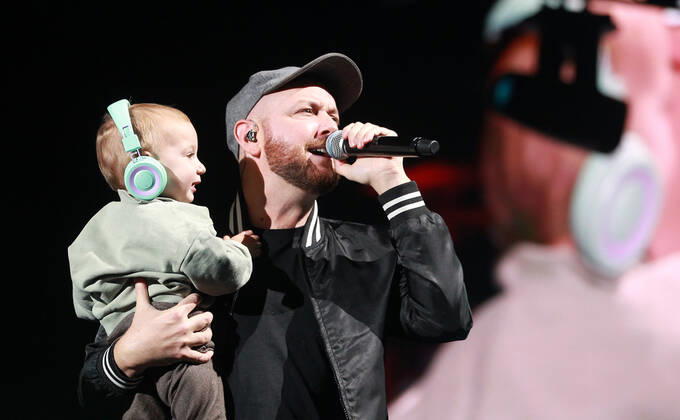 Night of the Proms 2022 13.12.2022, Erfurt, Messehalle, Night of the Proms 2022 Das Antwerp Philharmonic Orchestra und der Chor Fine Fleur unter Leitung der Dirigentin Alexandra Arrieche begleiten die Stars im Bild: Matt Simons mit seinem Sohn Beck auf der Buehne