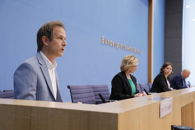 Prof. Dr. Marc Helbling, Mitglied des Sachverständigenrat für Integration und Migration (SVR) , Prof. Dr. Petra Bendel, Vorsitzende des Sachverständigenrat für Integration und Migration (SVR) , Staatssekretärin Juliane Seifert, BMI, Deutschland, Berlin, Bundespressekonferenz, Thema: Ergebnisse des SVR-Integrationsbarometers 2022