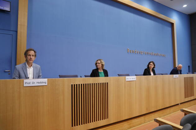 Prof. Dr. Marc Helbling, Mitglied des Sachverständigenrat für Integration und Migration (SVR) , Prof. Dr. Petra Bendel, Vorsitzende des Sachverständigenrat für Integration und Migration (SVR) , Staatssekretärin Juliane Seifert, BMI, Deutschland, Berlin, Bundespressekonferenz, Thema: Ergebnisse des SVR-Integrationsbarometers 2022