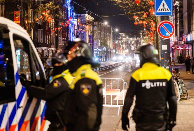 ROTTERDAM - Young people are being sent away from the Kruisplein by the riot police after the lost semi-final match between Morocco and France at the World Cup in Qatar. ANP JEFFREY GROENEWEG netherlands out - belgium out