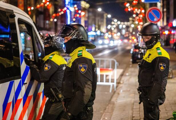 ROTTERDAM - Young people are being sent away from the Kruisplein by the riot police after the lost semi-final match between Morocco and France at the World Cup football in Qatar. ANP JEFFREY GROENEWEG netherlands out - belgium out