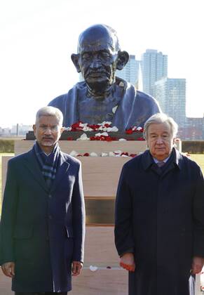 Mahatma Gandhi s bust set up in front of U.N. India s External Affairs Minister Subrahmanyam Jaishankar (L) and U.N. Secretary General Antonio Guterres unveil the bust of late Indian leader Mahatma Gandhi at the U.N. headquarters on Dec. 14, 2022.  A14AA0001375937P