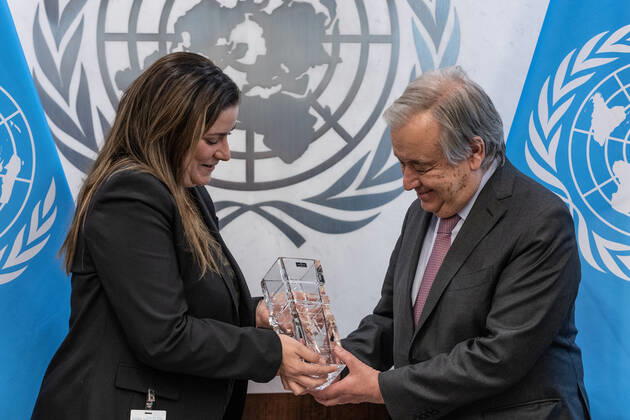 News Bilder des Tages PALCUS Humanitarian Leadership Award to the Secretary-General Antonio Guterres Secretary-General Antonio Guterres received Portuguese American Leadership Council of the United States (PALCUS) Humanitarian Leadership Award presented by PALCUS Chair Katherine Soares (L) at UN Headquarters. Award is a chrystal vase made by famous Portuguese porcelain and glassware company Vista Alegre. New York New York United States Copyright: LevxRadin