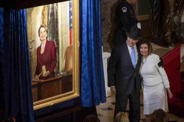 Bilder des Jahres 2022, News 12 Dezember News Themen der Woche KW50 News Bilder des Tages December 14, 2022, Washington, District of Columbia, USA: Speaker of the United States House of Representatives Nancy Pelosi (Democrat of California) is embraced by her husband Paul Pelosi during a ceremony to unveil her official portrait in Statuary Hall at the US Capitol in Washington, DC, Wednesday, December 14, 2022 Washington USA - ZUMAs152 20221214_zaa_s152_145 Copyright: xRodxLamkeyx