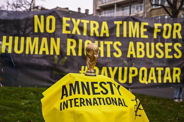 Bilder des Jahres 2022, News 12 Dezember News Themen der Woche KW50 News Bilder des Tages Illustration picture shows a protest of Amnesty International outside the Qatari embassy on International Migrants Day, in Brussels, Friday 16 December 2022. With two days to go before the World Cup final, Amnesty International is reiterating its calls on FIFA and Qatar to end human rights violations against migrant workers and establish a reparations programme for them.  LAURIExDIEFFEMBACQ 56419229