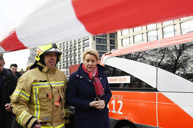 Bilder des Jahres 2022, News 12 Dezember Franziska Giffey besucht die Unglücksstätte des explodierten Aquadoms. Das Riesen-Aquarium Aquadom, das zur Unterwasserwelt Sealife gehört und sich im Innern des Hotel- und Geschäfts-Komplexes Dom AquarÃ e unweit des Alexanderplatzes befindet, ist am Freitagmorgen geplatzt und komplett zerstört worden. Nach ersten Erkenntnissen ist das Platzen wohl auf eine Materialermüdung zurückzuführen, Hinweise auf einen gezielten, gewaltsamen Anschlag gab es laut Polizei zunächst nicht. Zwei Menschen wurden bei dem Unglück leicht verletzt. 1000 Kubikliter Wasser traten aus dem 16 Meter hohen Zylinder aus. Die Wassermassen zerstörten Teile des Radisson-Hotels. Ebenfalls laut ersten Angaben sind ein Großteil der 1500 exotischen Fische des Aqu Foto:xF.xKernx xFuturexImage