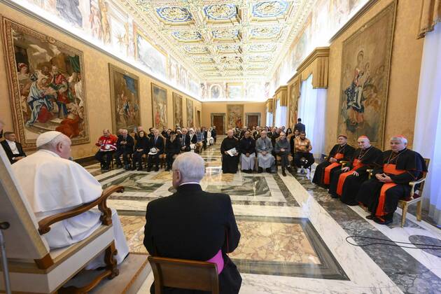 Italy, Rome, Vatican, 2022 12 17 Pope Francis receives Mother Teresa award delegation in audience at Vatican Photograph by Vatican Mediia Catholic Press Photos . RESTRICTED TO EDITORIAL USE - NO MARKETING - NO ADVERTISING CAMPAIGNS.  Copyright: xVATICANxMEDIAx xipa-agency.netx xVaticanxMediax IPA_IPA35126051