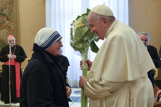 Italy, Rome, Vatican, 2022 12 17 Pope Francis receives Mother Teresa award delegation in audience at Vatican Photograph by Vatican Mediia Catholic Press Photos . RESTRICTED TO EDITORIAL USE - NO MARKETING - NO ADVERTISING CAMPAIGNS.  Copyright: xVATICANxMEDIAx xipa-agency.netx xVaticanxMediax IPA_IPA35126055