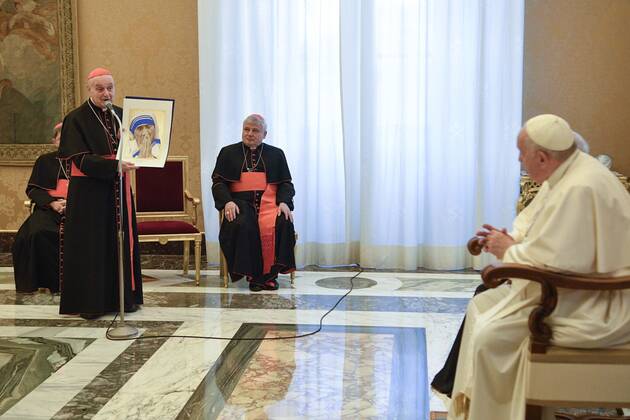 Italy, Rome, Vatican, 2022 12 17 Pope Francis receives Mother Teresa award delegation in audience at Vatican Photograph by Vatican Mediia Catholic Press Photos . RESTRICTED TO EDITORIAL USE - NO MARKETING - NO ADVERTISING CAMPAIGNS.  Copyright: xVATICANxMEDIAx xipa-agency.netx xVaticanxMediax IPA_IPA35126056