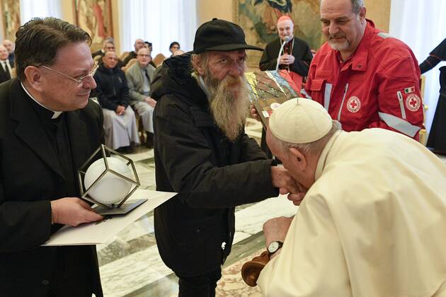 Italy, Rome, Vatican, 2022 12 17 Pope Francis receives Mother Teresa award delegation in audience at Vatican Photograph by Vatican Mediia Catholic Press Photos . RESTRICTED TO EDITORIAL USE - NO MARKETING - NO ADVERTISING CAMPAIGNS.  Copyright: xVATICANxMEDIAx xipa-agency.netx xVaticanxMediax IPA_IPA35126058