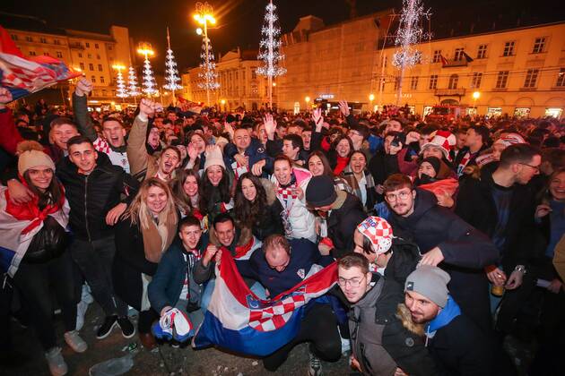 (221218) -- ZAGREB, Dec. 18, 2022 -- Croatian football fans celebrate at Ban Jelacic Square in Zagreb, Croatia, Dec. 17, 2022. Croatia beat Marocco and won the third place at the Qatar World Cup on Saturday. ( PIXSELL via Xinhua) (SP)CROATIA-ZAGREB-FOOTBALL-FIFA WORLD CUP-FANS SanjinxStrukic