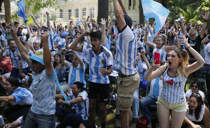 Santiago, December 18, 202 Argentines celebrate Qatar World Cup final at Argentine embassy in Chile Celebrate goals Argentines Juan Eduardo Lopez Aton Chile, Santiago Chile Aton 666121  Copyright: JUANxEDUARDOxLOPEZ ATONxCHILE