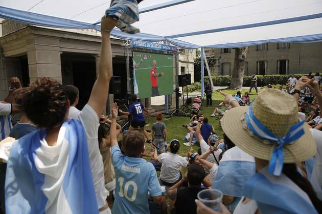 Santiago, December 18, 202 Argentines celebrate Qatar World Cup final in Argentine embassy in Chile Celebrate goals Argentines Juan Eduardo Lopez Aton Chile, Santiago Chile Aton 666124  Copyright: JUANxEDUARDOxLOPEZ ATONxCHILE