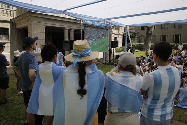 Santiago, December 18, 202 Argentines celebrate Qatar World Cup final at Argentine embassy in Chile Celebrate goals Argentines Juan Eduardo Lopez Aton Chile, Santiago Chile Aton 666137  Copyright: JUANxEDUARDOxLOPEZ ATONxCHILE