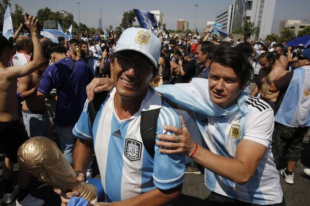 Santiago, December 18, 2022 Argentines celebrate Qatars world soccer championship in Plaza Italia, won by their team at the Argentine embassy in Chile Suffering and maximum joy Juan Eduardo Lopez Aton Chile, Santiago Chile Aton 666312  Copyright: JUANxEDUARDOxLOPEZ ATONxCHILE