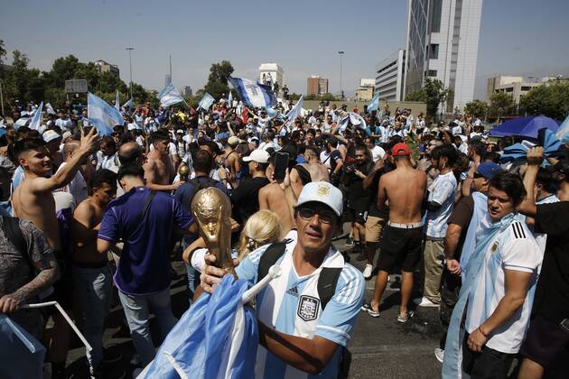 Santiago, December 18, 2022 Argentines celebrate Qatars world soccer championship in Plaza Italia, won by their team at the Argentine embassy in Chile Suffering and maximum joy Juan Eduardo Lopez Aton Chile, Santiago Chile Aton 666314 Copyright: JUANxEDUARDOxLOPEZ ATONxCHILE