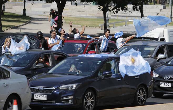 Santiago, December 18, 2022 Argentines celebrate Qatars world soccer championship in Plaza Italia, won by their team at the Argentine embassy in Chile Suffering and maximum joy Juan Eduardo Lopez Aton Chile, Santiago Chile Aton 666345 Copyright: JUANxEDUARDOxLOPEZ ATONxCHILE