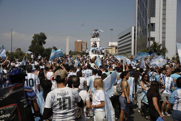 Santiago, December 18, 2022 Argentines celebrate Qatars world soccer championship in Plaza Italia, won by their team at the Argentine embassy in Chile Suffering and maximum joy Juan Eduardo Lopez Aton Chile, Santiago Chile Aton 666355 Copyright: JUANxEDUARDOxLOPEZ ATONxCHILE