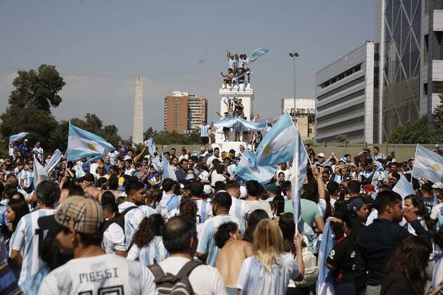 Santiago, December 18, 2022 Argentines celebrate Qatars world soccer championship in Plaza Italia, won by their team at the Argentine embassy in Chile Suffering and maximum joy Juan Eduardo Lopez Aton Chile, Santiago Chile Aton 666357 Copyright: JUANxEDUARDOxLOPEZ ATONxCHILE