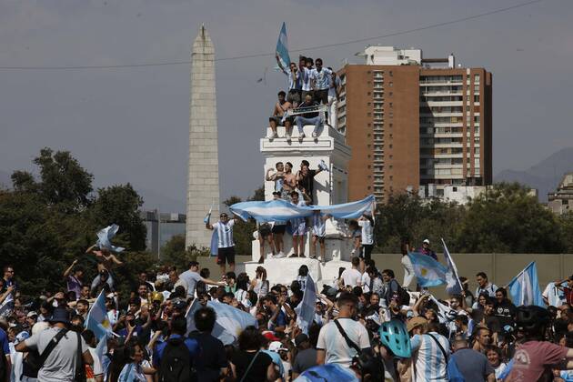 Santiago, December 18, 2022 Argentines celebrate Qatars world soccer championship in Plaza Italia, won by their team at the Argentine embassy in Chile Suffering and maximum joy Juan Eduardo Lopez Aton Chile, Santiago Chile Aton 666358 Copyright: JUANxEDUARDOxLOPEZ ATONxCHILE