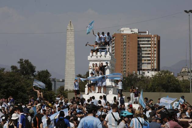 Santiago, December 18, 2022 Argentines celebrate Qatars world soccer championship in Plaza Italia, won by their team at the Argentine embassy in Chile Suffering and maximum joy Juan Eduardo Lopez Aton Chile, Santiago Chile Aton 666359 Copyright: JUANxEDUARDOxLOPEZ ATONxCHILE