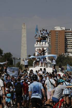 Santiago, December 18, 2022 Argentines celebrate Qatars world soccer championship in Plaza Italia, won by their team at the Argentine embassy in Chile Suffering and maximum joy Juan Eduardo Lopez Aton Chile, Santiago Chile Aton 666360 Copyright: JUANxEDUARDOxLOPEZ ATONxCHILE
