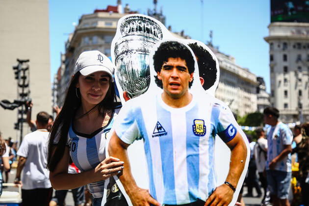 December 18, 2022, Buenos Aires, Argentina: Argentina fan with Diego Maradona poster seen during the victory celebration against France, for the finals of world cup Qatar 2022. Final Score: Argentina 4 - 2 France Buenos Aires Argentina - ZUMAs197 20221218_zab_s197_055 Copyright: xRobertoxTuerox