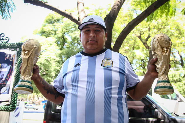 December 18, 2022, Buenos Aires, Argentina: Argentina fan with two cup of the world seen during the victory celebration against France, for the finals of world cup Qatar 2022. Final Score: Argentina 4 - 2 France Buenos Aires Argentina - ZUMAs197 20221218_zab_s197_057 Copyright: xRobertoxTuerox