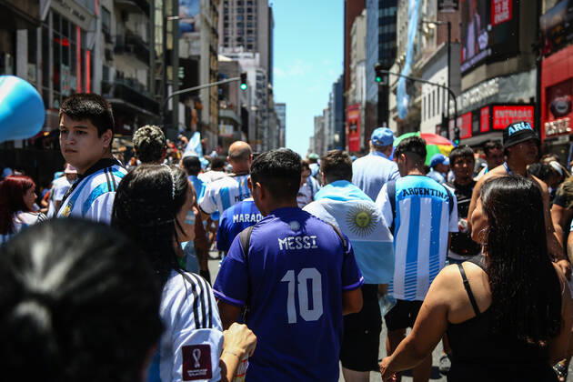 December 18, 2022, Buenos Aires, Argentina: Argentina fans celebrate the victory against France, for the finals of world cup Qatar 2022. Final Score: Argentina 4 - 2 France Buenos Aires Argentina - ZUMAs197 20221218_zab_s197_058 Copyright: xRobertoxTuerox