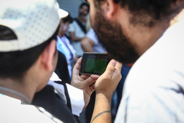 December 18, 2022, Buenos Aires, Argentina: Argentina fans watching the match on a cellphone in the victory against France, for the finals of world cup Qatar 2022. Final Score: Argentina 4 - 2 France Buenos Aires Argentina - ZUMAs197 20221218_zab_s197_067 Copyright: xRobertoxTuerox