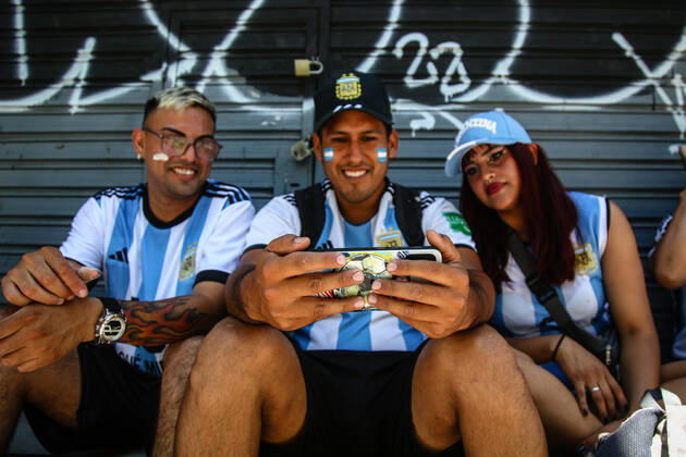 December 18, 2022, Buenos Aires, Argentina: Argentina fans watching the match on a cellphone in the victory against France, for the finals of world cup Qatar 2022. Final Score: Argentina 4 - 2 France Buenos Aires Argentina - ZUMAs197 20221218_zab_s197_070 Copyright: xRobertoxTuerox