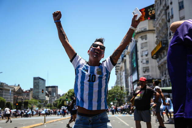 December 18, 2022, Buenos Aires, Argentina: Argentina fan celebrates the victory against France, for the finals of world cup Qatar 2022. Final Score: Argentina 4 - 2 France Buenos Aires Argentina - ZUMAs197 20221218_zab_s197_071 Copyright: xRobertoxTuerox