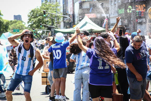 December 18, 2022, Buenos Aires, Argentina: Argentina fans celebrate the victory against France, for the finals of world cup Qatar 2022. Final Score: Argentina 4 - 2 France Buenos Aires Argentina - ZUMAs197 20221218_zab_s197_073 Copyright: xRobertoxTuerox