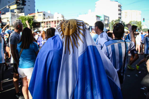 December 18, 2022, Buenos Aires, Argentina: Argentina fan seen under an Argentinian flag during the championship celebration in the World Cup Qatar 2022. Buenos Aires Argentina - ZUMAs197 20221218_zaa_s197_269 Copyright: xRobertoxTuerox