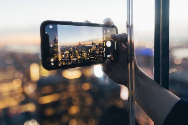 IMAGO Creative, Urban Lifestyle Travel pictures New York City New York Manhattan, 02.10 - 10.10.22: Aussichtsplattform Rocke Feller Center mit Blick auf das Empire State Building bei Nacht.