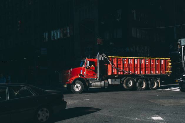 IMAGO Creative, Urban Lifestyle Travel pictures New York City New York Manhattan, 02.10 - 10.10.22: Ein alter roter Truck wird von der Sonne beleuchtet.