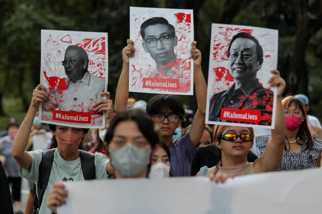 Bilder des Jahres 2022, News 12 Dezember News Themen der Woche KW51 News Bilder des Tages Indonesien, Gedenkmarsch für Jose Maria Sison in Manila December 19, 2022, Manila, Philippines: Filipino activists carry flags and posters as they prepare to march in honor of Jose Maria Joma Sison, the founder of the Communist Party of the Philippines, at the University of the Philippines campus in Quezon City, Philippines. Hundreds of activists paid their respects to the leader of the longest-running communist insurgency in the country who died on Saturday, December 17, while living in exile in The Netherlands. He was 83. Manila Philippines - ZUMAs213 20221219_zap_s213_005 Copyright: xBasilioxSepex