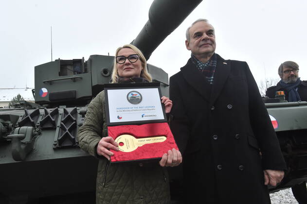Bilder des Jahres 2022, News 12 Dezember News Themen der Woche KW51 News Bilder des Tages Czech Defence Minister Jana Cernochova (ODS), left, and German Defence Ministry representative Benedikt Zimmer pose with commemorative key, and Czech Ambassador to NATO Jakub Landovsky (right) looks on, as they attend ceremonial acceptance of Leopard 2A4 tank Czechia gets from Germany for its help to Ukraine, which took place in military barracks in Praslavice, Czech Republic, on Wednesday, December 21, 2022. (CTKxPhoto LudekxPerina) CTKPhotoP2022122102766 P2022122102766