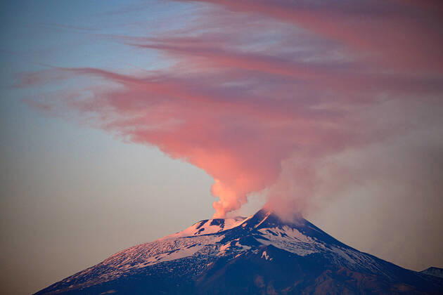 Bilder des Jahres 2022, News 12 Dezember News Themen der Woche KW51 News Bilder des Tages Catania, The eruption of Etna intensifies with the flow pouring into the Valle del Bove. Today even the crater the abyss has not stopped degassing creating a fantastic sunset Editorial Usage Only  Copyright: xAngelaxPlataniax xIPAx Agenzia_Fotogramma_FGR3708935