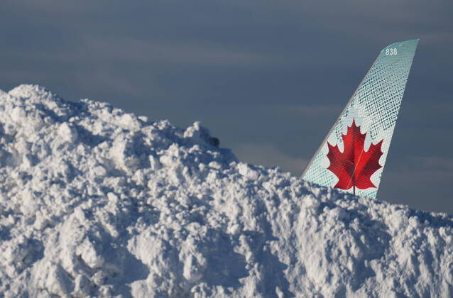 Bilder des Jahres 2022, News 12 Dezember News Themen der Woche KW51 December 21, 2022, RICHMOND, BC, CANADA: The tail of an Air Canada aircraft is seen behind a pile of snow at Vancouver International Airport in Richmond, B.C., Wednesday, Dec. 21, 2022. The airport is limiting international flights to carriers registered in Canada and the U.S. for two days as it attempts to clear a backlog of aircraft and passengers after a snowstorm caused massive disruptions this week. RICHMOND CANADA  - ZUMAc35_ 20221221_zaf_c35_027 Copyright: xDarrylxDyckx