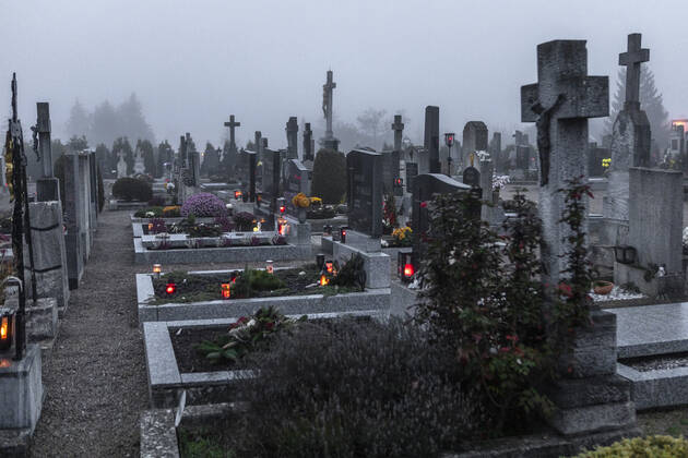 Allerheiligen, Friedhof mit Nebel
