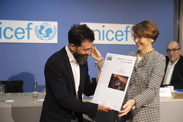 Der Fotograf Eduardo Soteras und UNICEF-Schirmherrin Elke Buedenbender (Büdenbender) am 22.12.2022 mit dem Unicef-Foto des Jahres 2022 in der Ausstellung im Haus der Bundespressekonferenz in Berlin. Das Unicef-Foto des Jahres 2022 des renommierten argentinischen Fotografen Eduardo Soteras zeigt zwei Kinder, die sich in der zerstoerten Bibliothek einer Grundschule in der aethiopischen Region Tigray in Buecher vertiefen. (Siehe epd-Meldung vom 22.12.2022) EDITORIAL USE ONLY