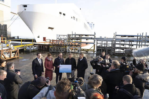 Bilder des Jahres 2022, News 12 Dezember News Themen der Woche KW51 News Bilder des Tages Übergabe von drei Förderbescheiden im Rahmen des Förderprogramms für den Bau von Betankungsschiffen für LNG und nachhaltige erneuerbare Kraftstoffalternativen in der Schifffahrt durch Bundeswirtschaftsminister Robert Habeck bei der Flensburger Schiffbau-Gesellschaft - bei einem Pressestatement vor dem Schiff Tennor Ocean;Übergabe von drei Förderbescheiden im Rahmen des Förderprogramms für den Bau von Betankungsschiffen für LNG und nachhaltige erneuerbare Kraftstoffalternativen in der Schifffahrt durch Bundeswirtschaftsminister Robert Habeck bei der Flensburger Schiff, Flensburg Schleswig-Holstein Deutschland Flensburger Schiffbau-Gesellscha